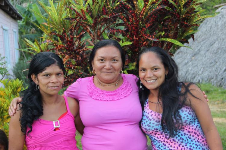 Idalis Ramírez, and two nieces