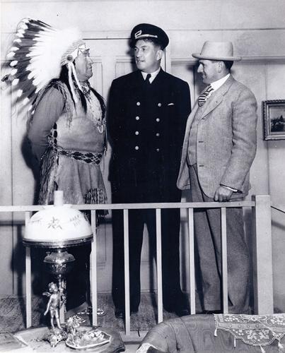 Thorpe with Victor McLaglen on the set of Klondike Annie, in 1935.  Mae West was