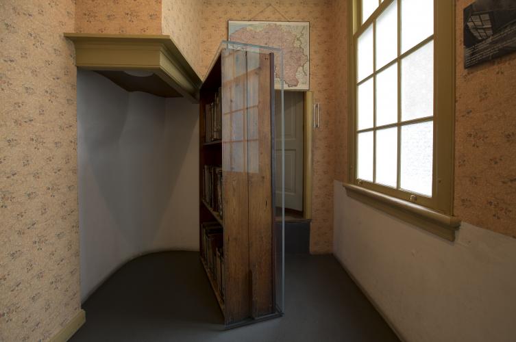 Secret entrance bookshelf