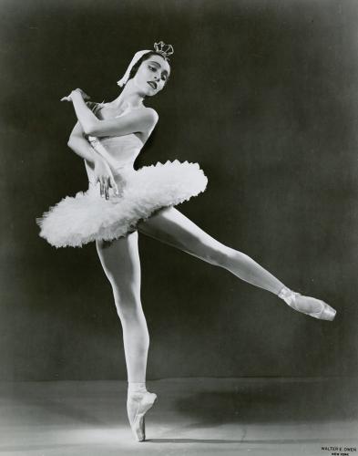 Ballerina Maria Tallchief posing en pointe, or on his toes